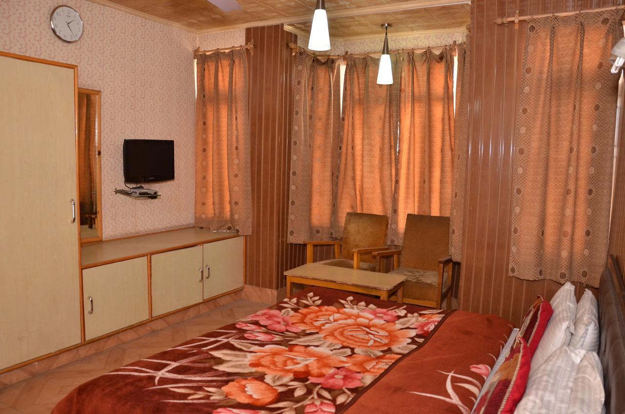 Kaisar Hotel Srinagar  Exterior photo